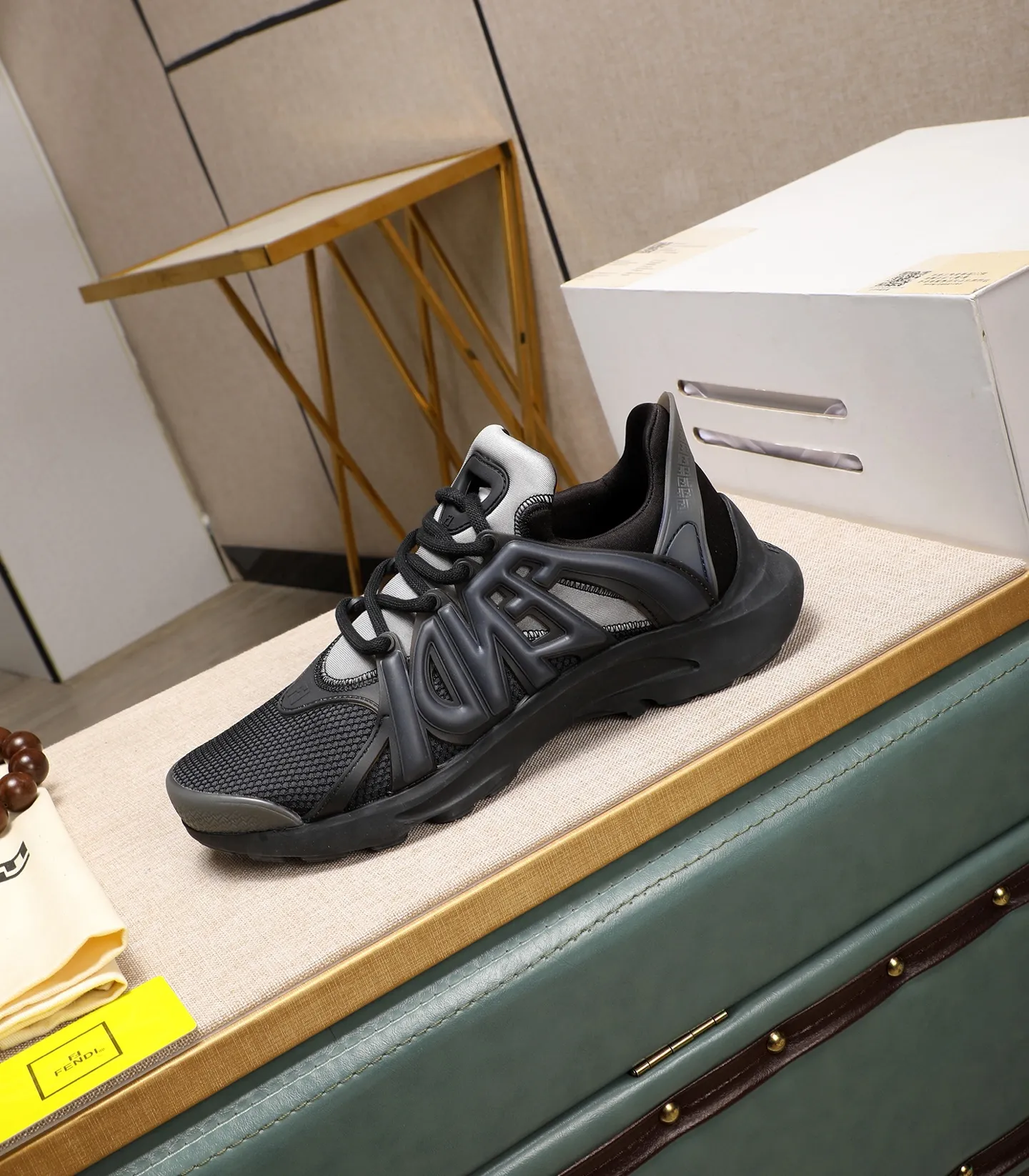 Men's Men's Shoes 💰800 Fendi Fendi's latest Tag series of men's casual mesh sports running shoes, originally purchased and developed, this Tag sneaker is a one-leg sneaker, made of black high-tech mesh material with gray neoprene details. Oversized FENDI lettering on the side and translucent rubber details. Light and flexible rubber running shoe soles, beautifully packaged at the delivery counter, customized breathable lining, original molded foam rubber outsole, sole thickness: 3.5CM! Size: 40-44 (customized at 39.45.46)